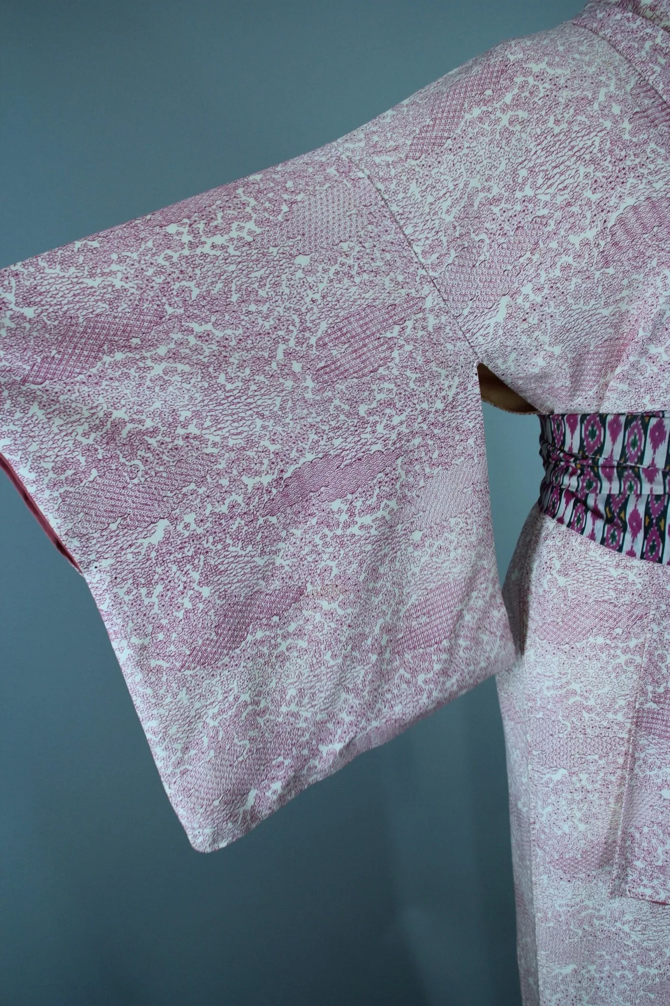 1950s Vintage Silk Kimono Robe / Pink Tiny Floral Print