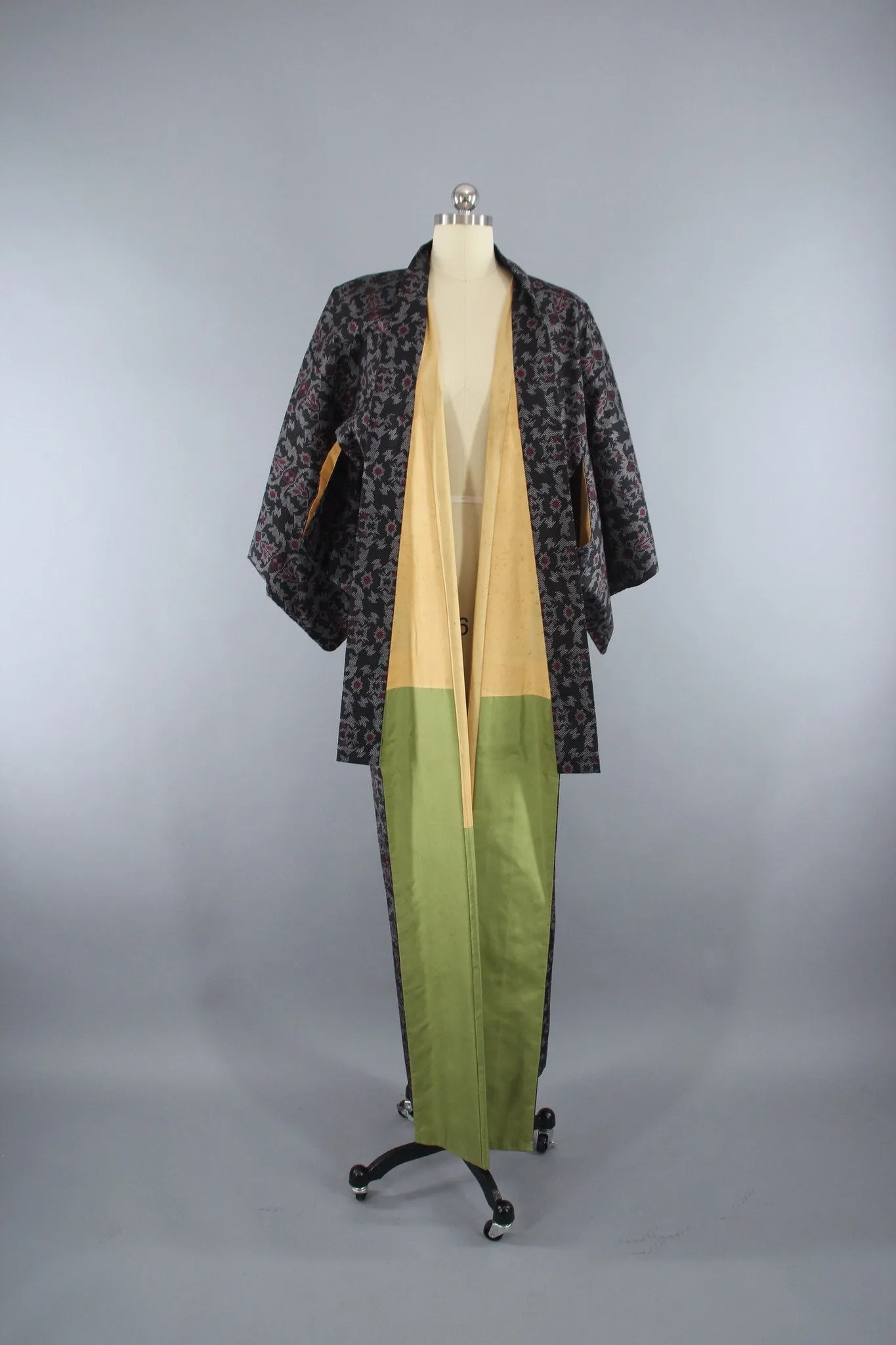 1970s Vintage Kimono Robe with Black & Red Dotted Pattern