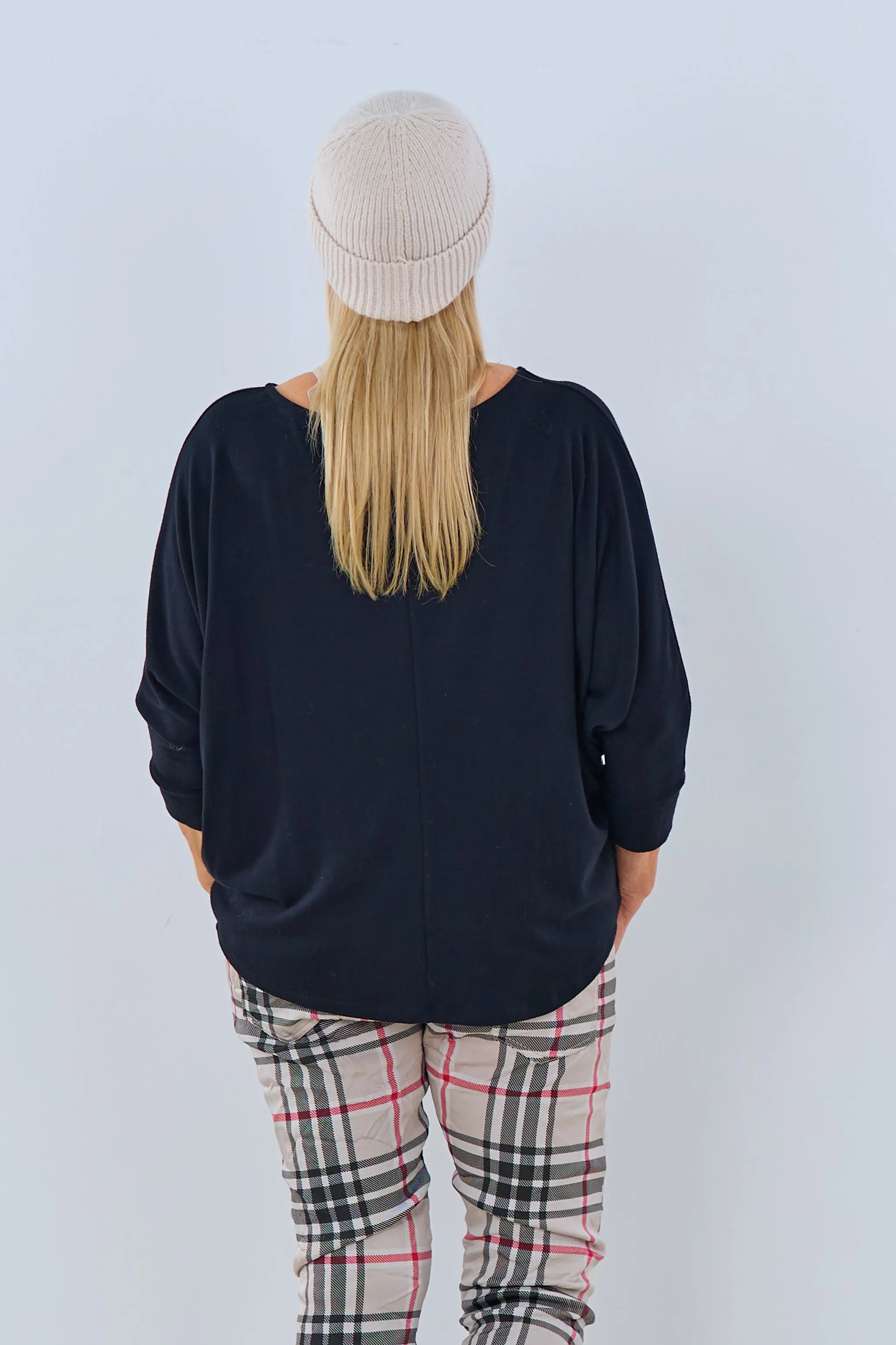 Feinstrickpulli mit Fledermausärmeln, schwarz