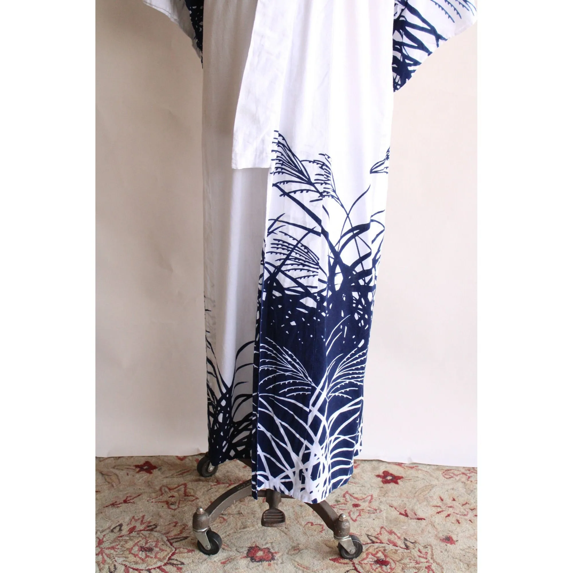 Vintage 1980s 1990s Kimono / White and Blue Cotton Kimono Robe